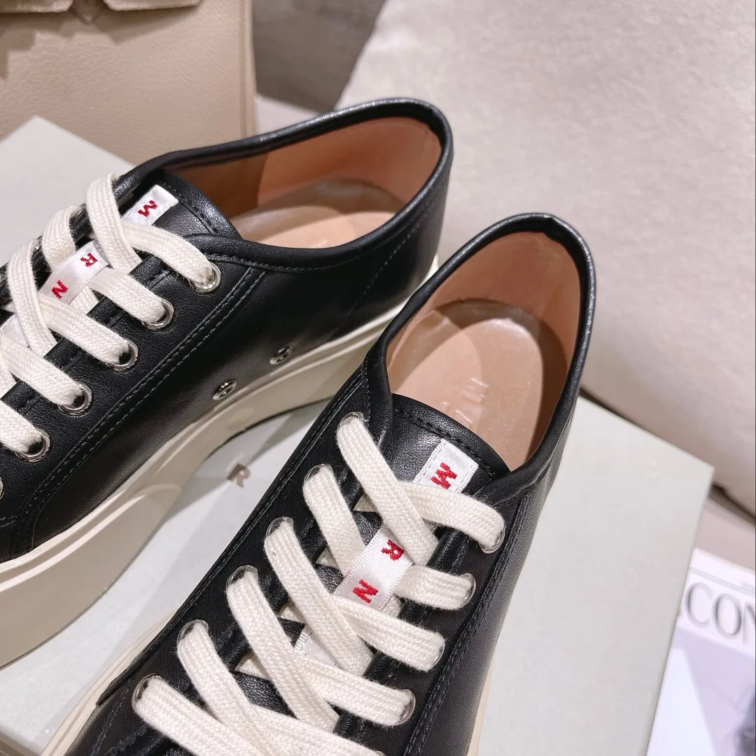 👟👟Ex-factory price 480👟👟Higher version of Marni Mani, popular online celebrity, Taobao, popular single model in physical stores! The lines of this shoe are very smooth. The round toe is a bit exaggerated, but you will know when you try it on. This thick and round shoe actually makes your legs very slim and long. The original version is reproduced in a one-to-one ratio, and the material is also one-to-one. It feels good on your feet! Fabric: Imported wool twill (grained calfskin) Lining: Imported sheepskin lining Size: 35 to 40 Outsole: T 👟👟 Factory price U Color: White cloth, black cloth, black leather, white leather, gray leather